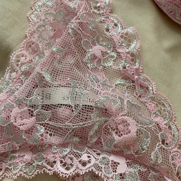 Victoria’s Secret lightly lined pick lace bra 32C - Picture 4 of 8